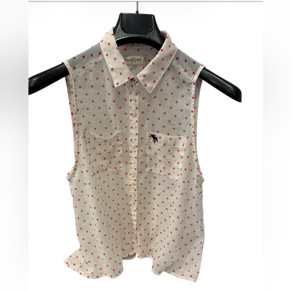Abercrombie & Fitch sleeveless button-down shirt in white with pink polka dots.